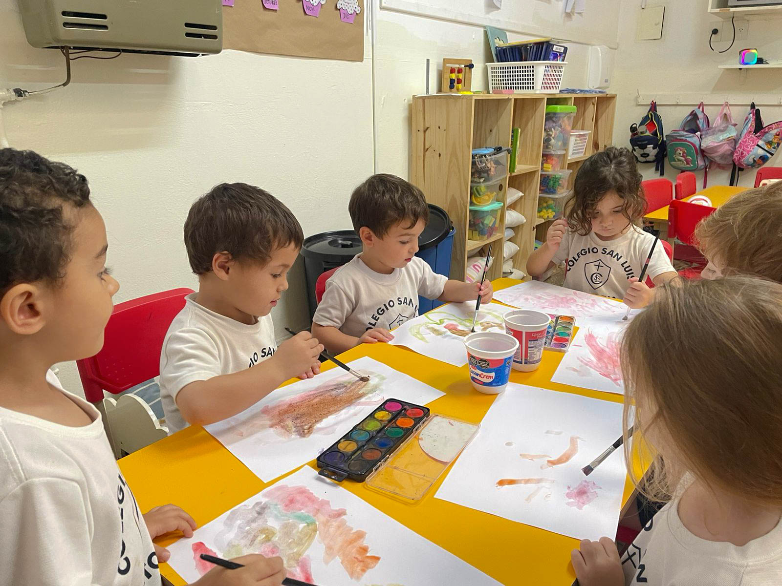 ninios-pintando